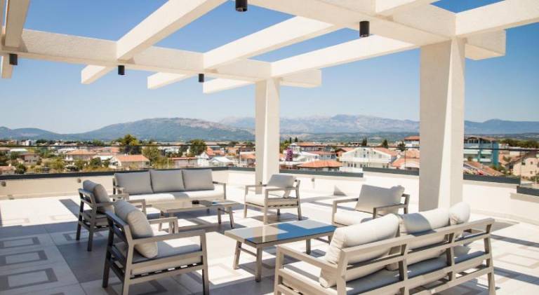 Charming serviced apartment with terrace & private pool | Pet-friendly — photo 2