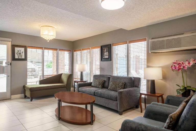 Travelodge by Wyndham Calgary South — photo 4