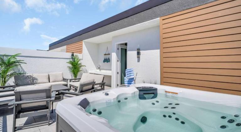 Oceanview Rooftop Hot Tub 1 Block to Beach — photo 4