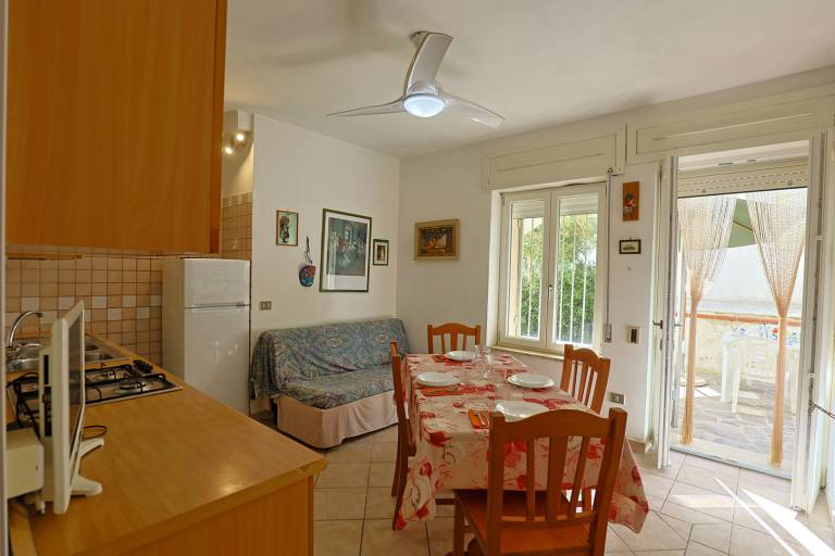 Vacation home with yard & barbeque — photo 2