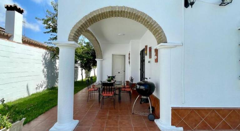House with pool — photo 3