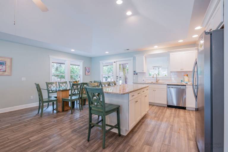 Family-friendly vacation home with BBQ, private pool & jacuzzi | Close to the beach | Pets are welcome — photo 5