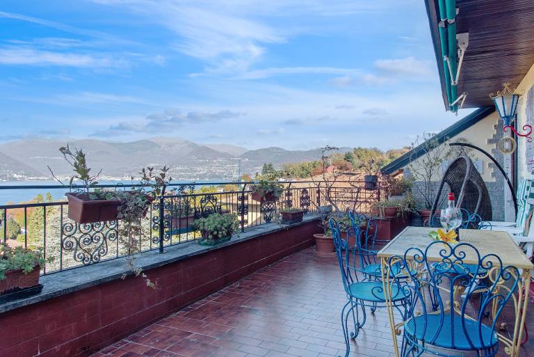Apartment 'L'attico Con Terrazza Vista Lago' with Lake View, Private Terrace and Wi-Fi in Laveno Mombello