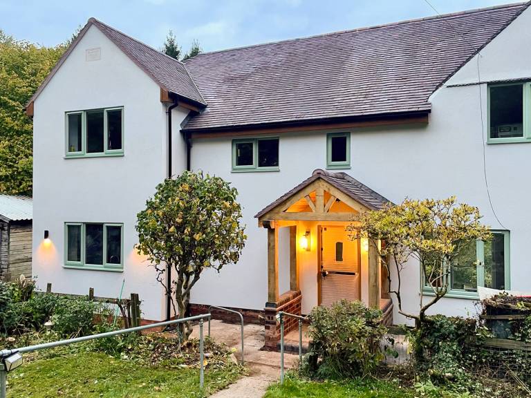 Cottage with hot tub & yard | River view in Stafford