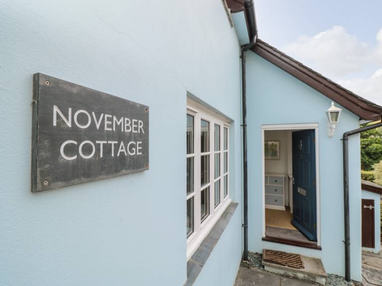 Cottage with garden — photo 2