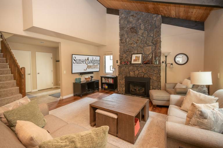 Updated Home, Bikes, Pet Friendly, SHARC, Hot Tub, A/C! in Bend, OR