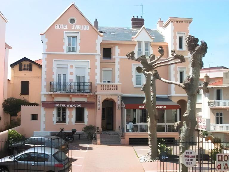 ALFRED HOTELS Les Halles in Biarritz