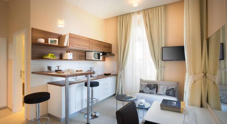 Charming apartment with patio, yard & private pool | Suitable for remote work | Pets are welcome — photo 2