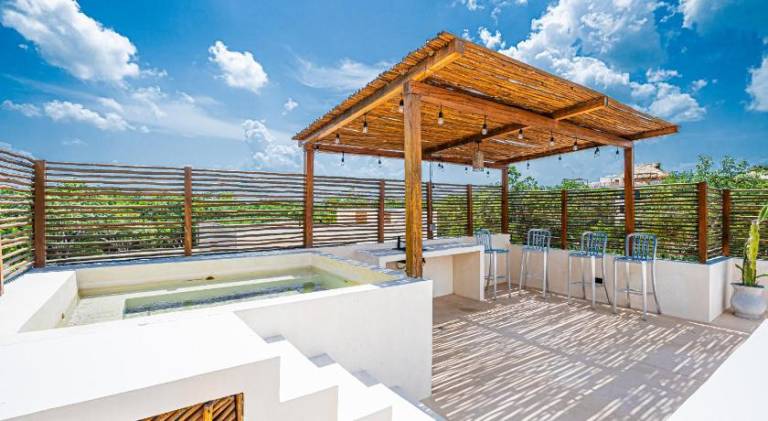 Villa with pool & hot tub — photo 4