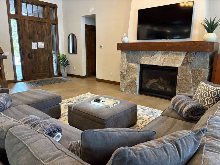 Vacation home with terrace, private pool & yard in Truckee, CA