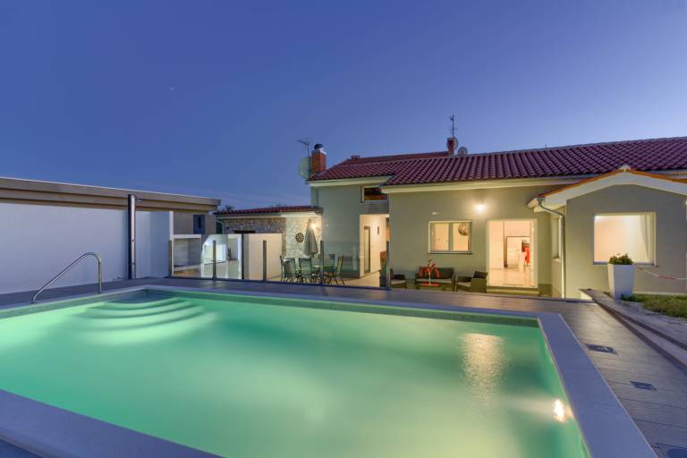 Villa with patio, barbeque & pool — photo 4