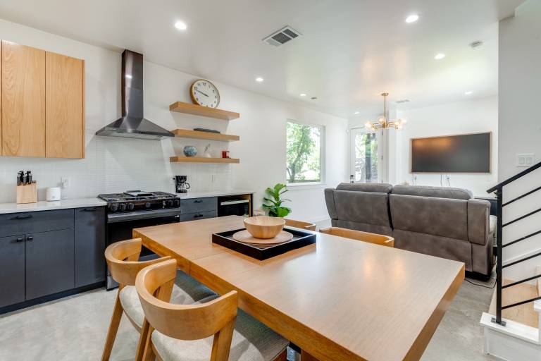 Near Restaurants & Parks Home 3 Mi to Dtwn Austin