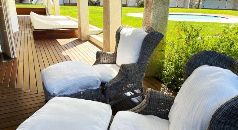 House with jacuzzi & pool — photo 4