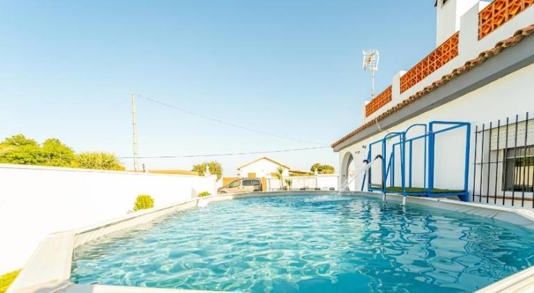 Vacation home with pool | Pet-friendly — photo 3