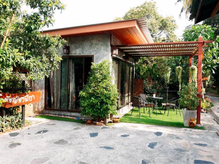 Baan Suan Phidchamika in Amphawa