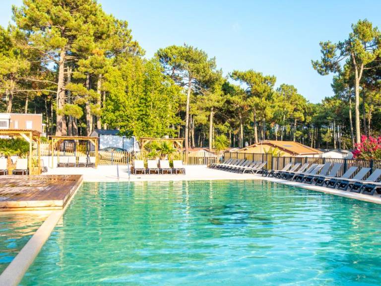 Family-oriented mobile home with heated pool & terrace | Close to the beach | Dogs allowed — photo 3