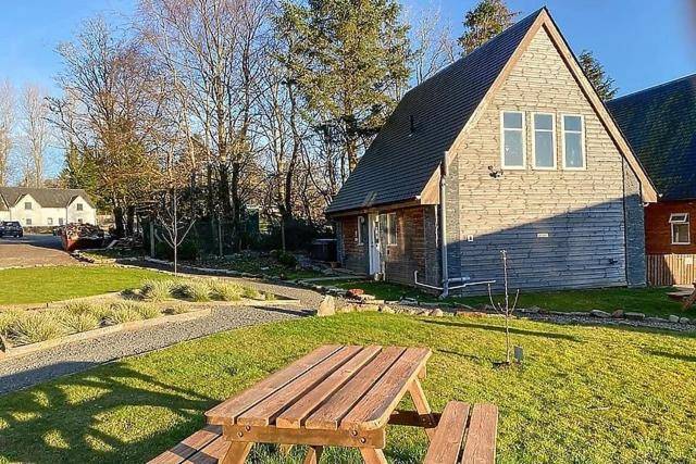House with jacuzzi in Stirling