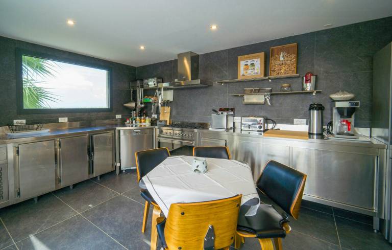 Family-oriented house with BBQ, private pool & patio | Water view | Pet-friendly — photo 5