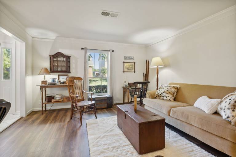 Vintage Style Townhome 3Bed w Pool 30 Day or more