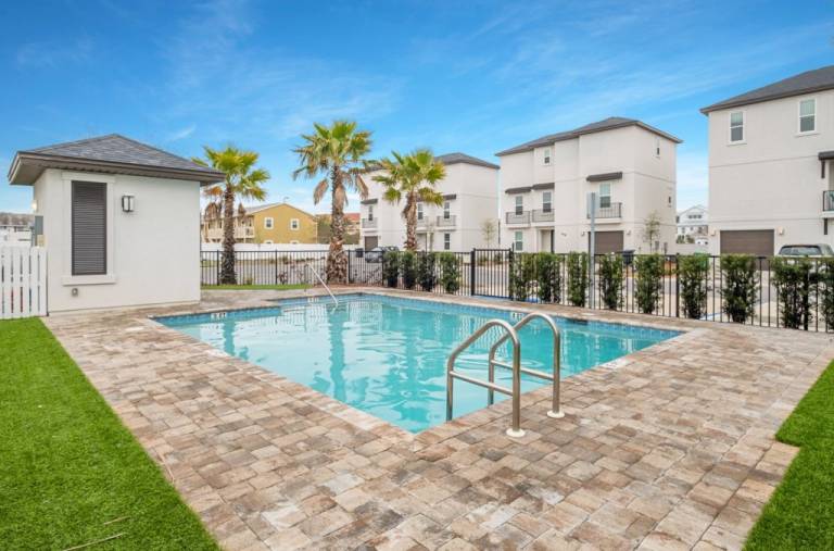 Vacation home with heated pool, patio & BBQ | Lake view — photo 4