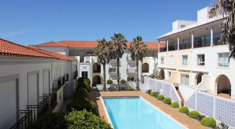 Apartment with patio, pool & garden in Óbidos