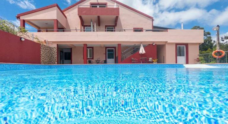 Pleasant vacation home with pool | Pets allowed in Calheta