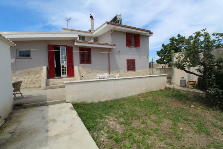 Vacation home with yard — photo 3