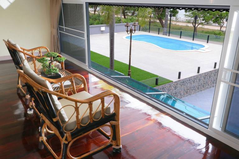 Villa with yard, BBQ & pool | Suitable for remote work — photo 5