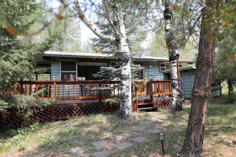 Huckleberry Hut Cozy Fishing Cabin Near YNP — photo 2
