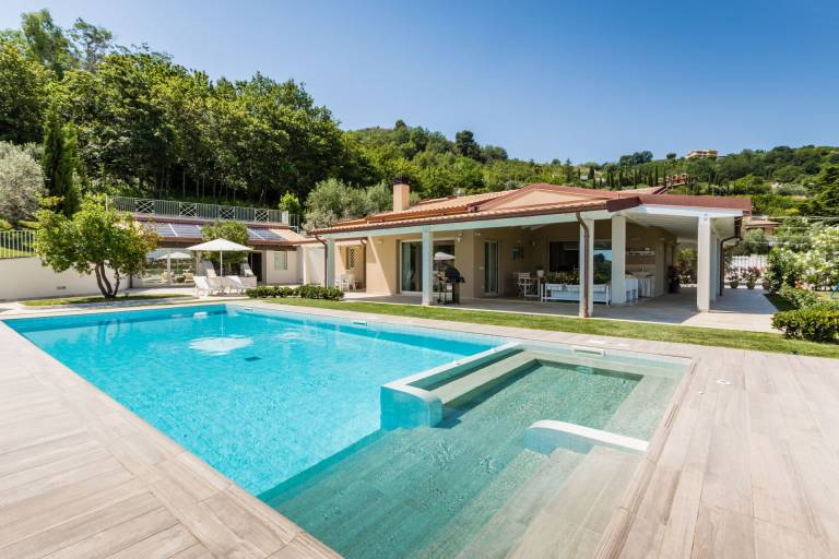 160 m&sup2; Villa