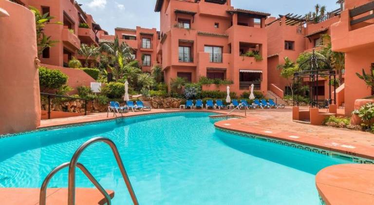 Beachfront, 3Pools, King Bed, Free GymParking in Marbella