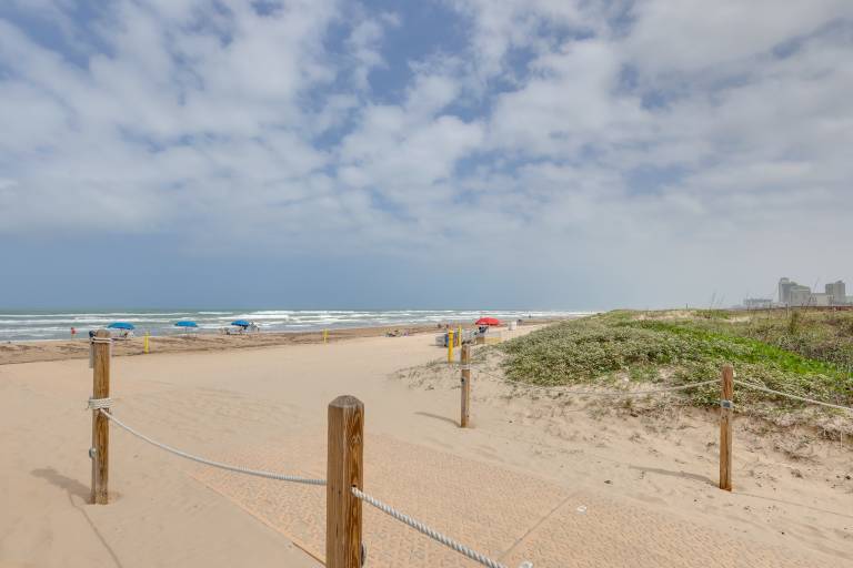 Beach, Bars & Bites Nearby! Prime South Padre Unit — photo 4