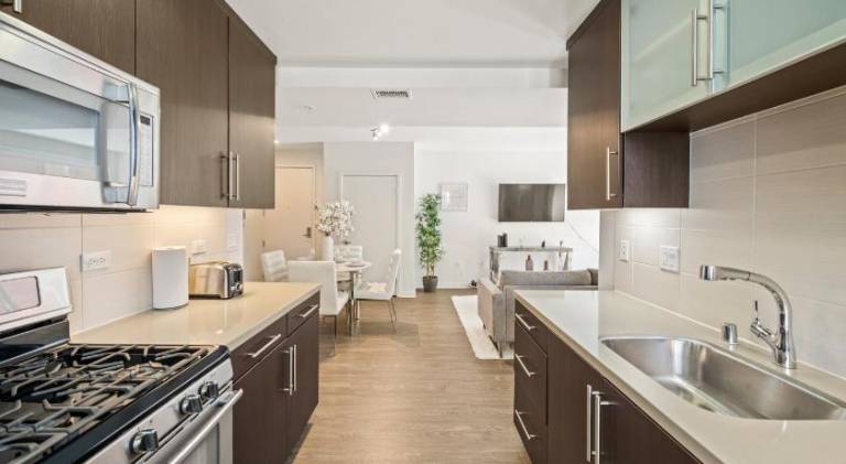 Santa Monica Coastal Retreat with Free Parking Minutes Walk to the Beach — photo 5