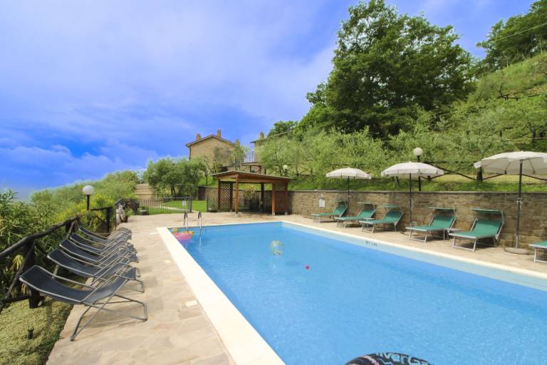Family-oriented charming villa with yard, barbeque & private pool | Pets allowed — photo 2