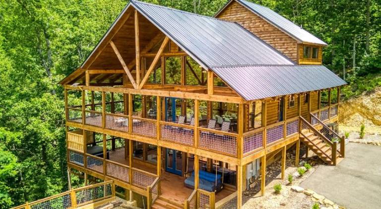 Vacation home with jacuzzi in Sevierville, TN