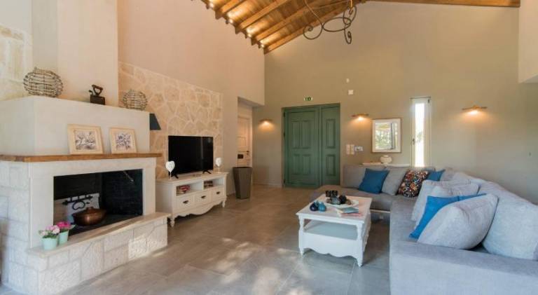 Villa with BBQ, patio & private pool — photo 2