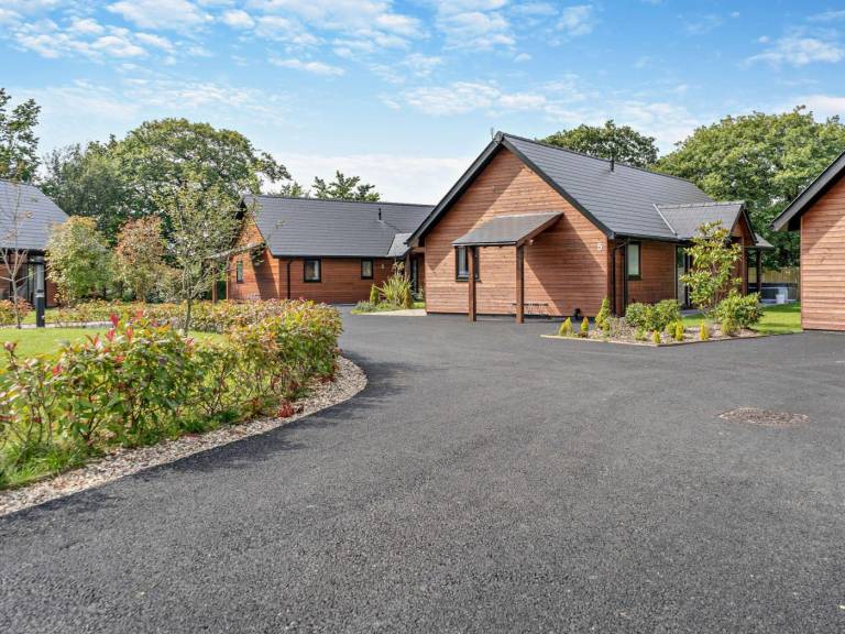 Lodge with yard, patio & hot tub | Pets are welcome — photo 4
