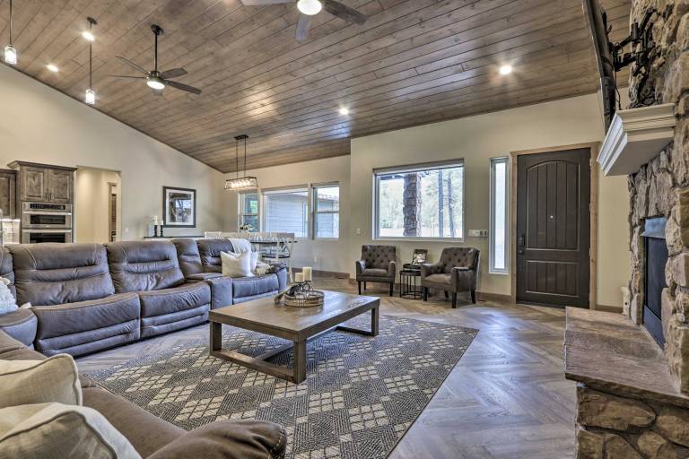 Stylish Home w/ Expansive Deck in Show Low! — photo 5