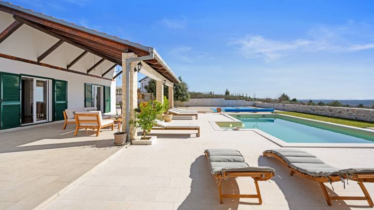Wonderful villa with BBQ, pool & yard | Pet-friendly in Vodice