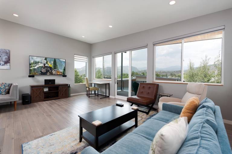 Townhome with Awesome Views - 1 Mile to Downtown - 30 Day Stay Required — photo 3