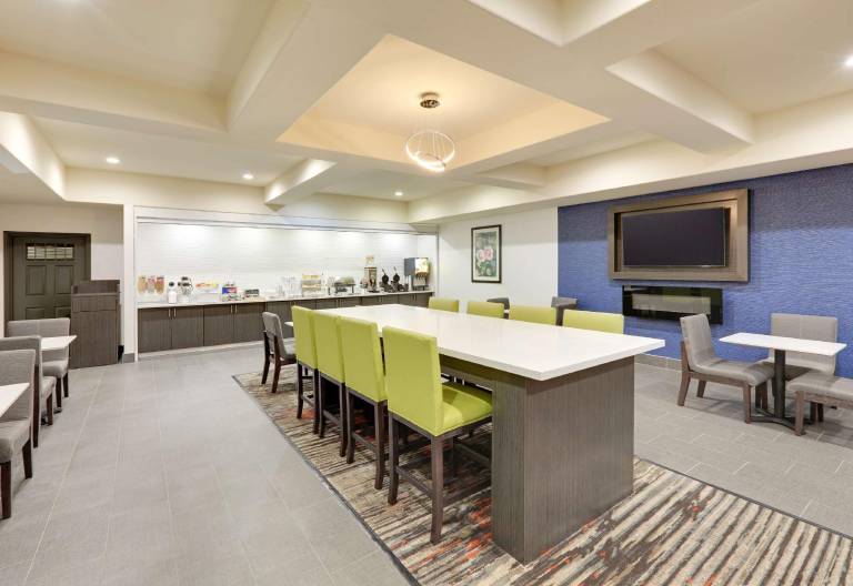 La Quinta Inn & Suites by Wyndham Tyler South — photo 2