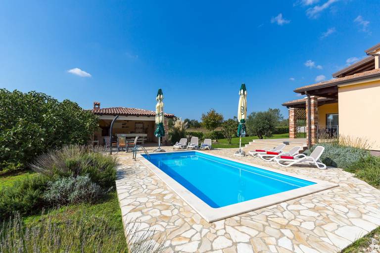 Fully equipped villa with barbeque, patio & private pool | Pets are welcome — photo 2