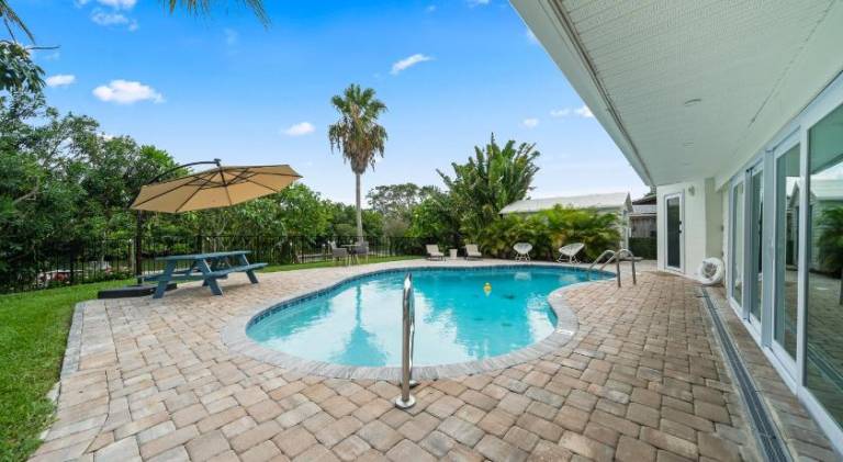 Vacation home with pool — photo 5