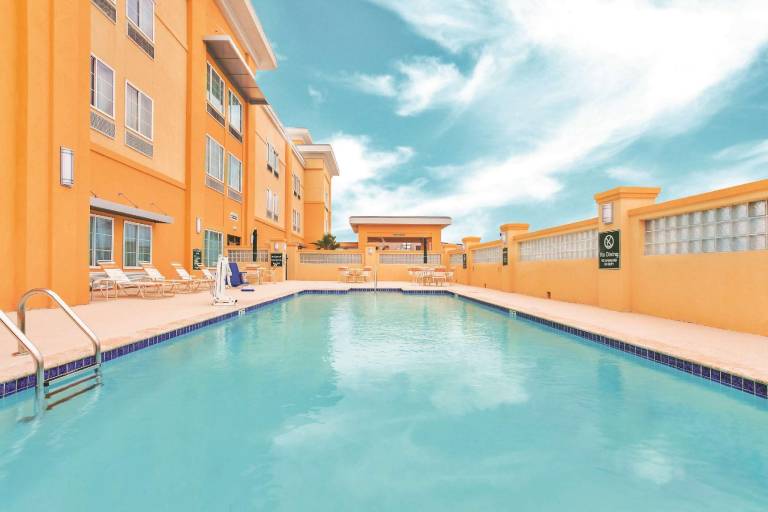 La Quinta Inn & Suites by Wyndham Cotulla — photo 2
