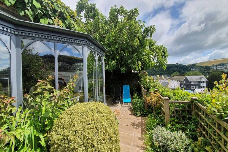 Children-friendly cottage with grill, patio & garden | City view | Pets are welcome in Dartmouth