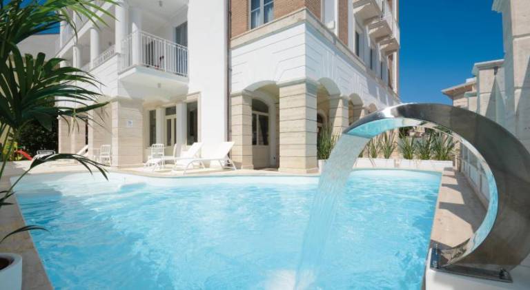 Serviced apartment with yard, pool & patio — photo 3