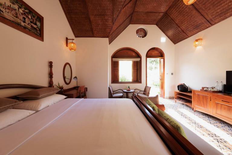 Bungalow with barbecue, pool & jacuzzi | Water view — photo 2