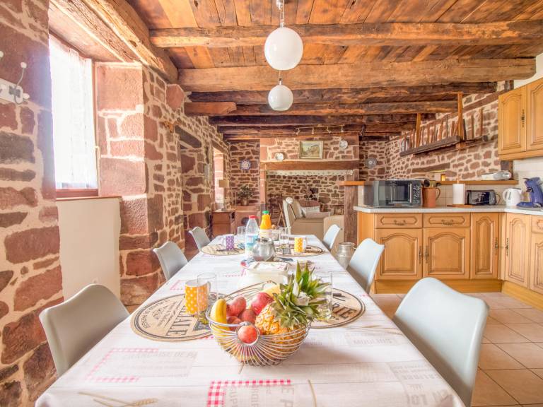Fully equipped spacious vacation home with BBQ, patio & yard | Nature view | Suitable for remote work | Pet-friendly — photo 3