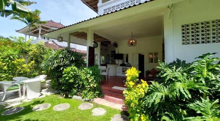 Villa with pool — photo 5