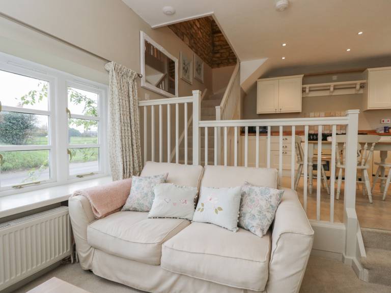 Cottage with pool — photo 5